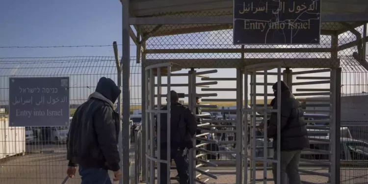 Israel suspende el permiso de entrada para 1.500 trabajadores adicionales de Gaza
