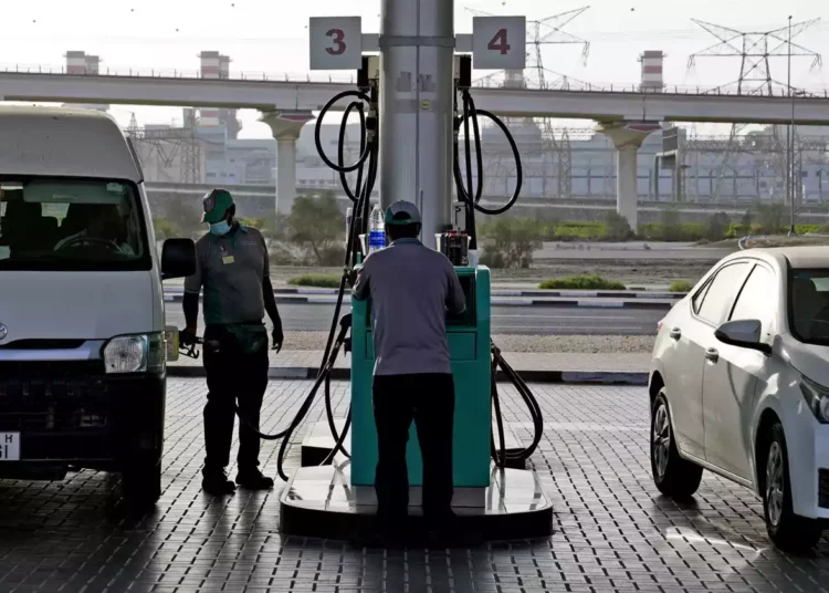 Los precios de la gasolina se elevan en los Emiratos Árabes Unidos