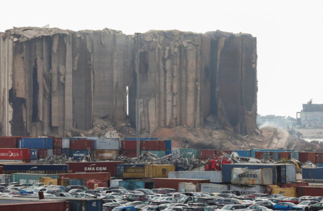 Los silos de grano dañados en el puerto de Beirut se derrumban parcialmente