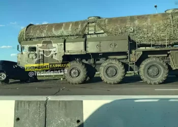 Un lanzador de misiles nucleares ruso atropelló a un auto