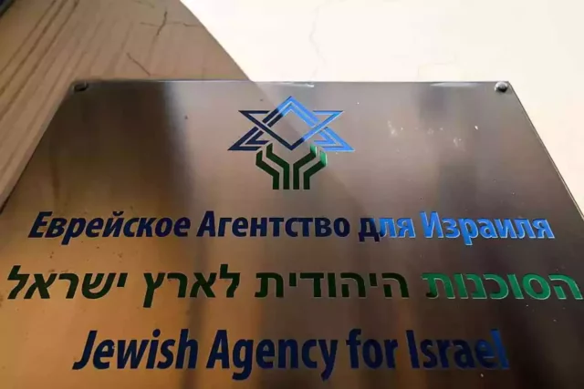 Judíos rusos viajan a Israel mientras el Kremlin amenaza a la Agencia Judía
