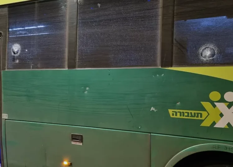 Islamistas palestinos disparan a un autobús israelí repleto