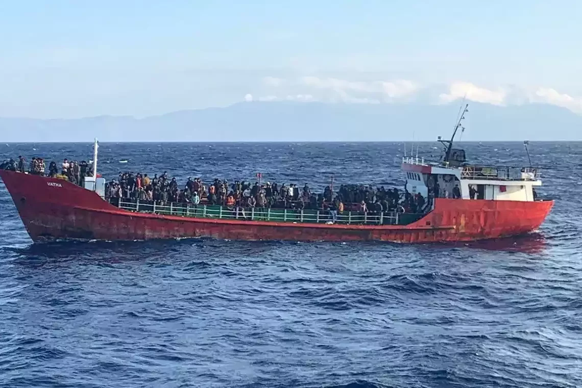 Barco de inmigrantes se hunde cerca a Grecia: Al menos 50 desaparecidos