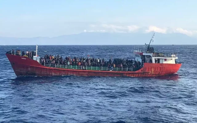Barco de inmigrantes se hunde cerca a Grecia: Al menos 50 desaparecidos