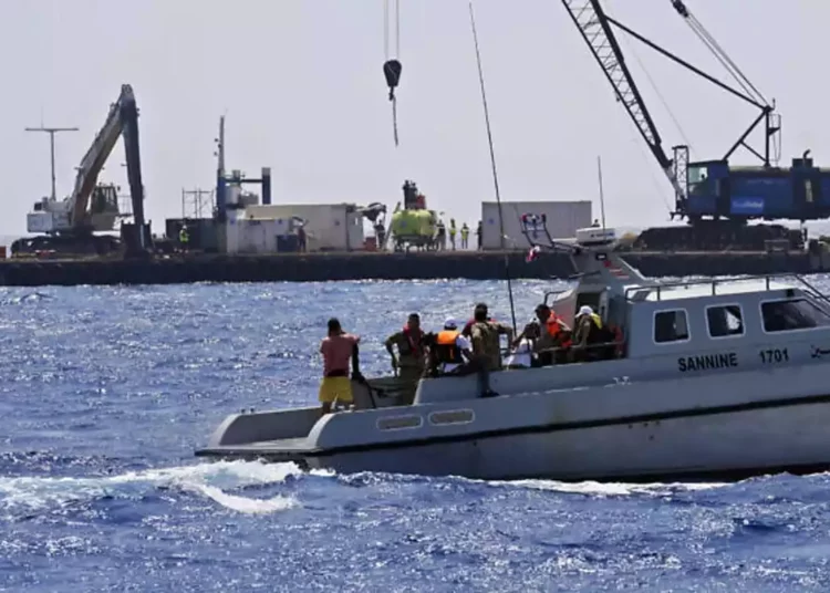Submarino libanés halla al menos 10 cadáveres de un barco de inmigrantes hundido