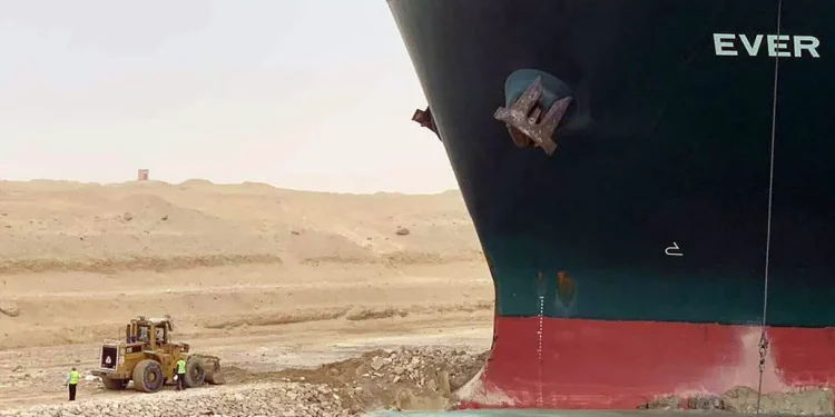 Un buque encalla en el canal de Suez y bloquea brevemente la vital vía