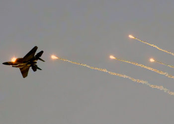 Un avión de combate táctico F-15I lanza bengalas durante una ceremonia de graduación de nuevos pilotos de la Fuerza Aérea israelí en la base de la Fuerza Aérea de Hatzerim, cerca de la ciudad sureña de Beersheba, 27 de diciembre de 2012. (Flash90)