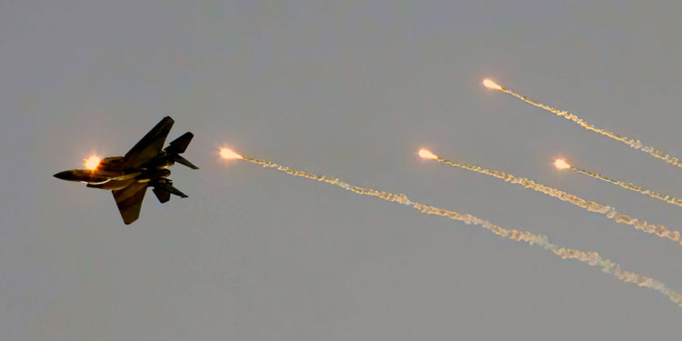 Un avión de combate táctico F-15I lanza bengalas durante una ceremonia de graduación de nuevos pilotos de la Fuerza Aérea israelí en la base de la Fuerza Aérea de Hatzerim, cerca de la ciudad sureña de Beersheba, 27 de diciembre de 2012. (Flash90)