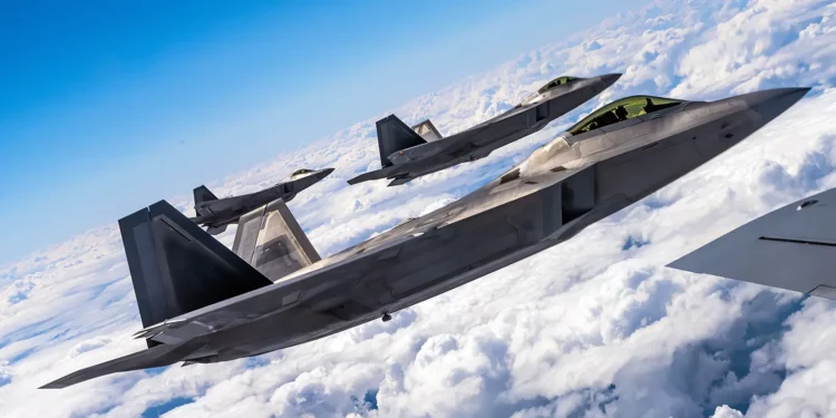 Cazas F-22 ejecutan misión de blindaje aéreo de la OTAN