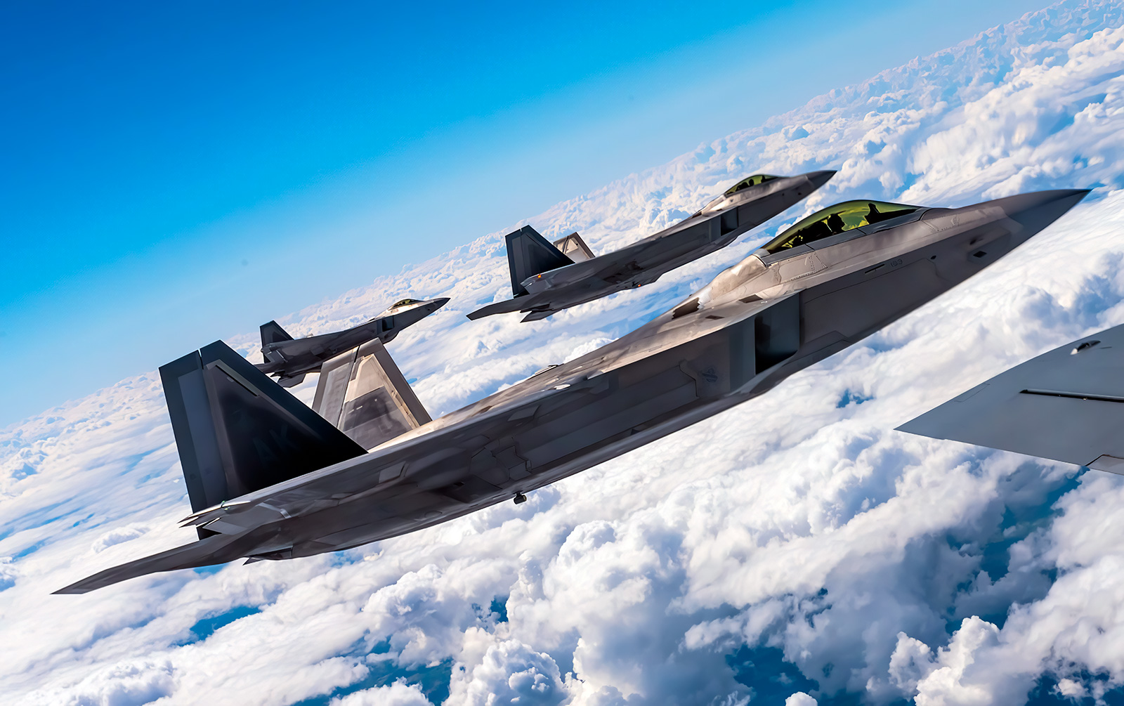 Cazas F-22 ejecutan misión de blindaje aéreo de la OTAN