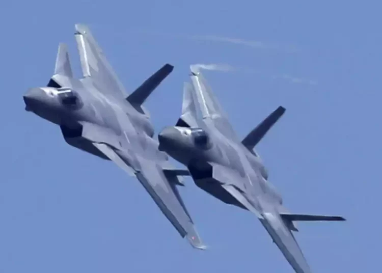 Aviones de guerra chinos sobrevuelan la línea que divide el estrecho de Taiwán