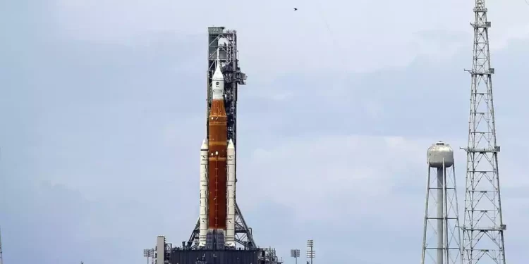 Lanzamiento de cohete lunar de la NASA se retrasa por fuga de combustible
