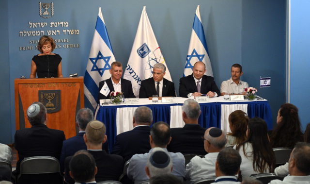 En advertencia a Irán: Lapid dice que Israel tiene “otras capacidades” para defenderse
