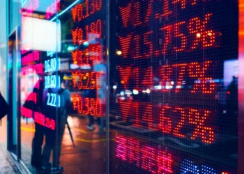 Los datos económicos de China decepcionan y los casos de COVID aumentan