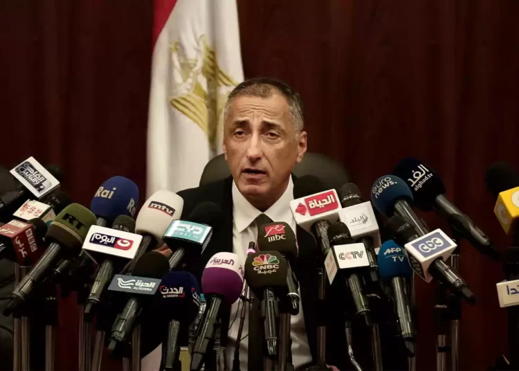 El gobernador del banco central de Egipto dimite mientras la inflación golpea la economía