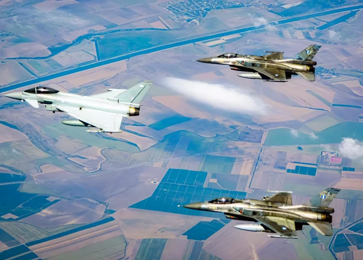 F-16 griegos y Typhoons británicos se enfrentan en entrenamiento