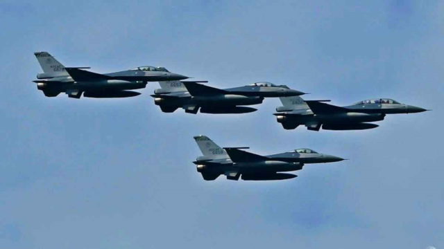 Los F-16 de Taiwán armados con misiles Harpoon se preparan para cazar buques de guerra chinos