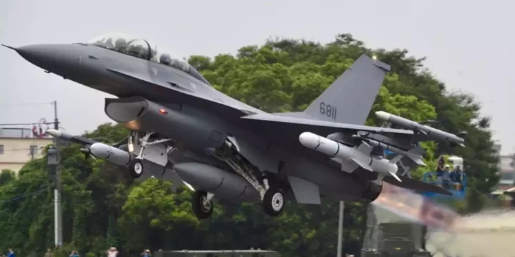 Los F-16 de Taiwán armados con misiles Harpoon se preparan para cazar buques de guerra chinos