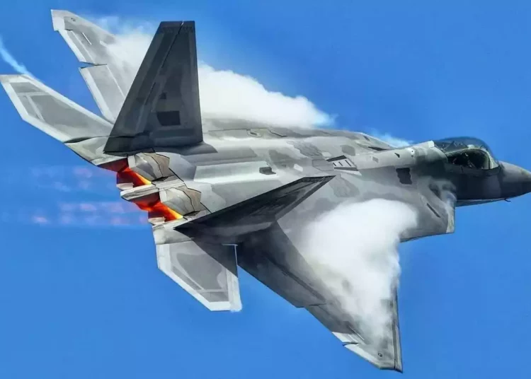 La OTAN tiene ahora F-22 Raptors cerca de Ucrania