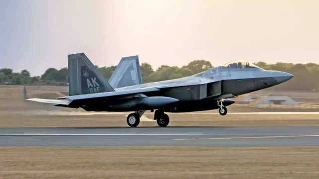 EE.UU. despliega F-22 Raptors a “una distancia de ataque” de Rusia