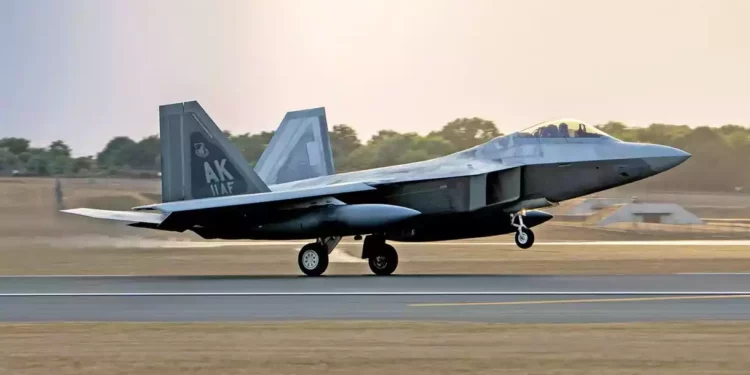 EE.UU. despliega F-22 Raptors a “una distancia de ataque” de Rusia