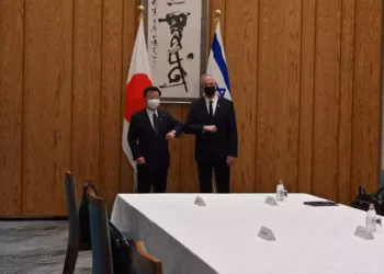 Gantz visita Tokio para conmemorar los 70 años de relaciones entre Israel y Japón
