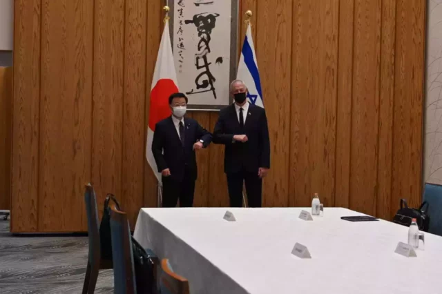 Gantz visita Tokio para conmemorar los 70 años de relaciones entre Israel y Japón
