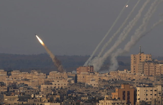 El coordinador del Shin Bet habla con un residente de Gaza para advertirle de un ataque