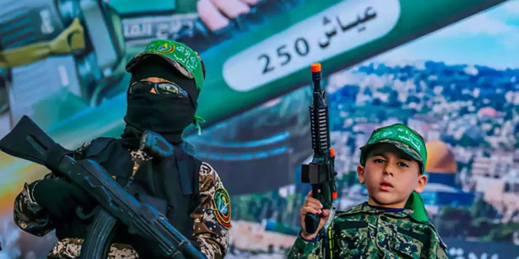 Los campamentos de verano de Hamás ofrecen a los niños entrenamiento con armas de fuego