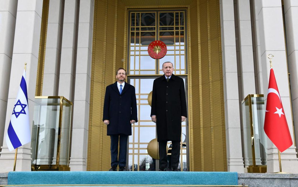 Herzog habla con Erdogan tras el restablecimiento de relaciones entre Israel y Turquía