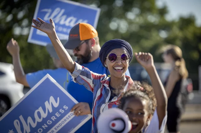 Un rival moderado casi desbanca a Ilhan Omar en las primarias