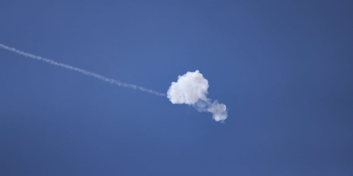 El sistema antimisiles Cúpula de Hierro intercepta los cohetes disparados desde la Franja de Gaza hacia Israel el 6 de agosto de 2022. (Yonatan Sindel/Flash90)