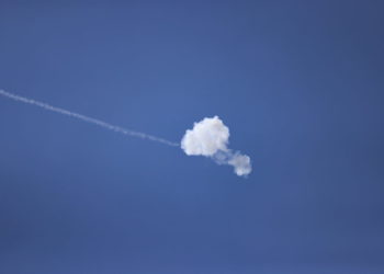 El sistema antimisiles Cúpula de Hierro intercepta los cohetes disparados desde la Franja de Gaza hacia Israel el 6 de agosto de 2022. (Yonatan Sindel/Flash90)