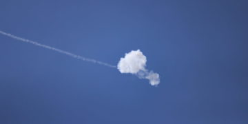 El sistema antimisiles Cúpula de Hierro intercepta los cohetes disparados desde la Franja de Gaza hacia Israel el 6 de agosto de 2022. (Yonatan Sindel/Flash90)