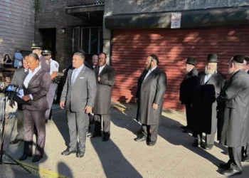 Policía de Nueva York aumenta las patrullas cerca de las sinagogas de Williamsburg en medio de los ataques antisemitas