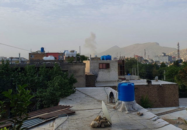 El humo se eleva desde una casa después de un ataque de un avión no tripulado estadounidense en la zona de Sherpur de Kabul, el 31 de julio de 2022. (AFP)