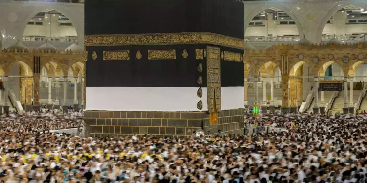 En esta foto tomada con baja velocidad de obturación, peregrinos musulmanes circunvalan la Kaaba, el edificio cúbico de la Gran Mezquita, en La Meca, Arabia Saudita, el 6 de julio de 2022. (Amr Nabil/AP)