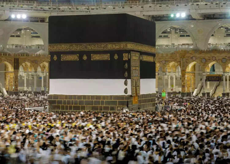 En esta foto tomada con baja velocidad de obturación, peregrinos musulmanes circunvalan la Kaaba, el edificio cúbico de la Gran Mezquita, en La Meca, Arabia Saudita, el 6 de julio de 2022. (Amr Nabil/AP)
