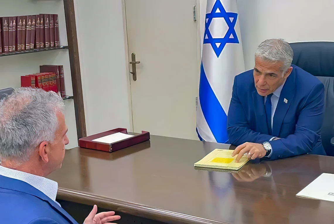 Lapid sorprendido por las críticas del Mossad al acuerdo con Irán