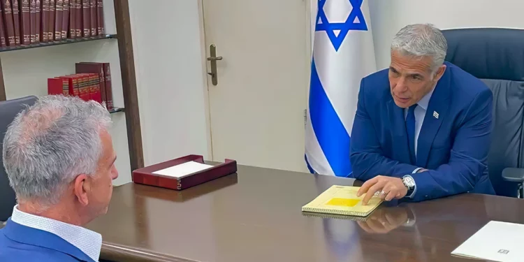 Lapid sorprendido por las críticas del Mossad al acuerdo con Irán