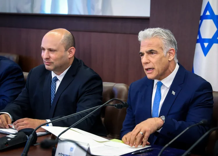 El primer ministro Yair Lapid (derecha) y el primer ministro suplente Naftali Bennett en una reunión del gabinete en la Oficina del Primer Ministro en Jerusalén el 31 de julio de 2022. (Marc Israel Sellem/Pool)