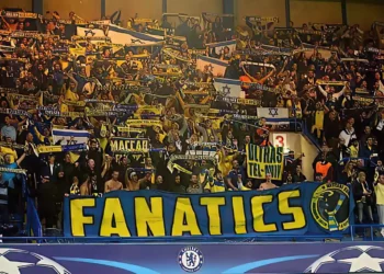 10 hinchas del Maccabi Tel Aviv condenados en Grecia por posesión de petardos y bengalas