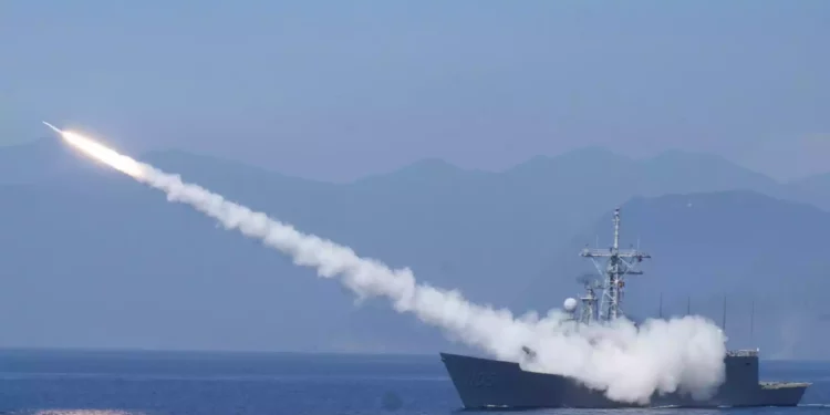 Un misil chino casi alcanza una isla de Japón