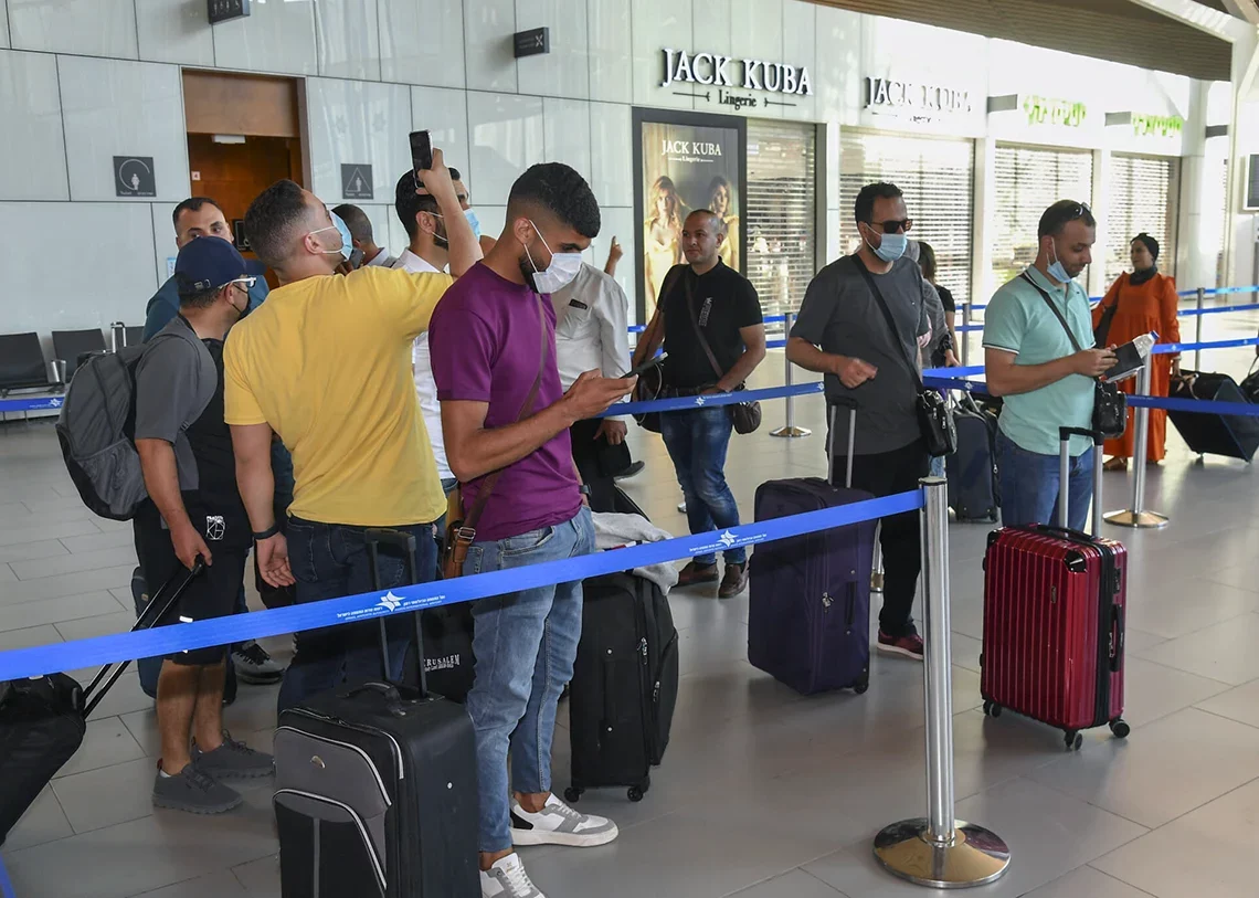 Palestinos salen del aeropuerto Ramón de Eilat con destino a Chipre