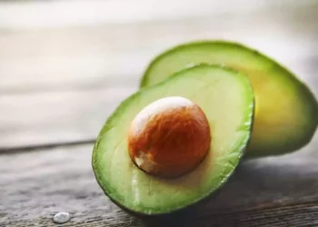 Tecnología israelí convierte las pepas del aguacate en productos de belleza