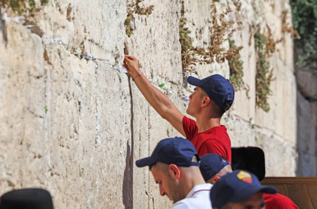 Critican a futbolistas musulmanes del PSG por visitar la mezquita de Al-Aqsa