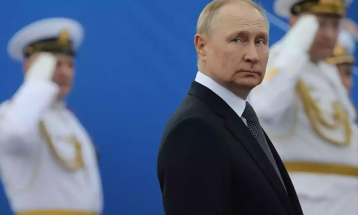 Putin sufre una crisis en el Mar Negro tras la pérdida de su buque insignia