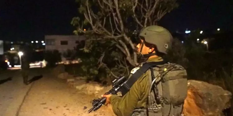 Las FDI y la policía incautan armas en redadas nocturnas en Judea y Samaria “