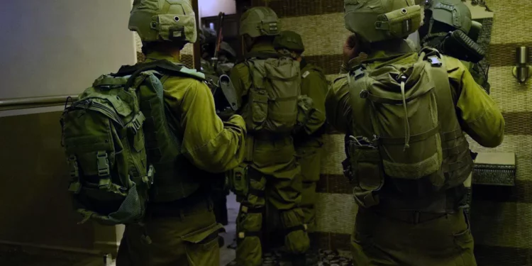 Las FDI allanan 39 casas de palestinos vinculados a Hamás