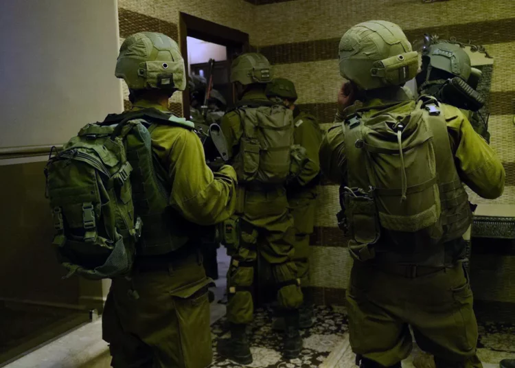 Las FDI allanan 39 casas de palestinos vinculados a Hamás